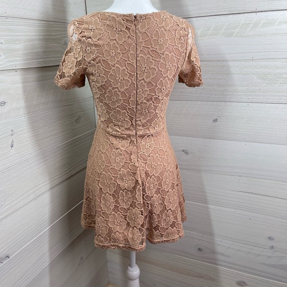 Forever 21 Floral Lace Dress M (jrs.) FREE SHIP - Picture 3 of 4